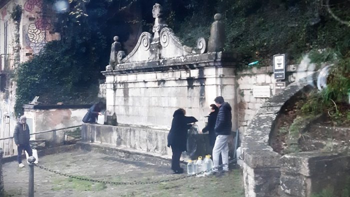venerdi nero fila alle fontane disagi nelle case e commercio in ginocchio