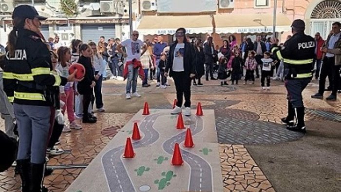 le luci della strada la polizia in campo per sensibilizzare sulla sicurezza