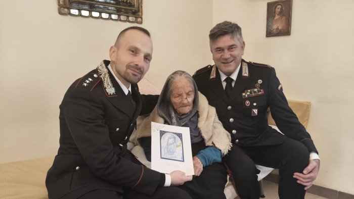 sturno anche i carabinieri festeggiano la donna piu longeva d italia