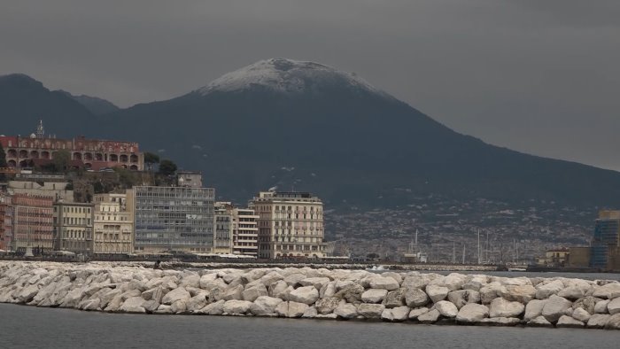 ondata di freddo ed ecco lo spettacolo torna la neve sul vesuvio