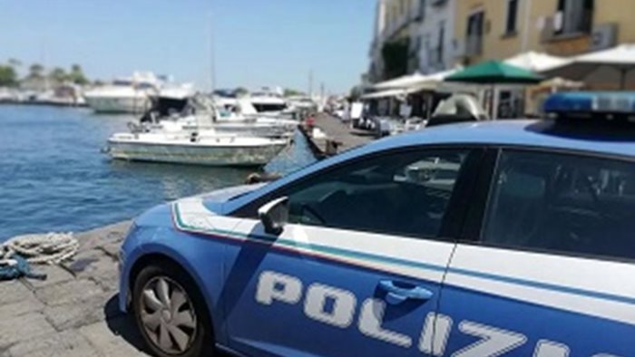 riverso a terra con una ferita al volto le indagini e la scoperta della polizia