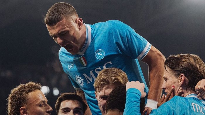 il napoli non era morto tris all atalanta e ritorno al comando della classifica