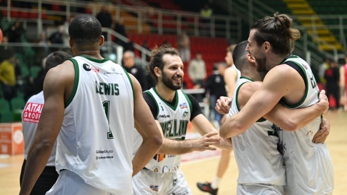 esordio vincente per coach di carlo avellino basket vincente su rimini 87 78