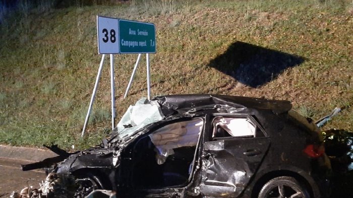 tragico incidente nel salernitano perdono la vita due giovani
