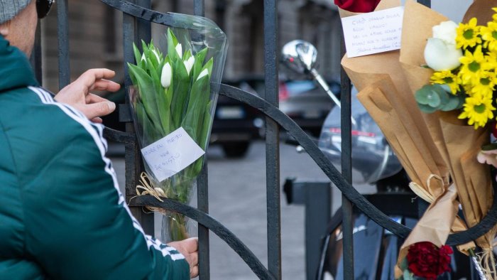 milano saluta ornella vanoni fiori jazz e un ultimo abbraccio collettivo