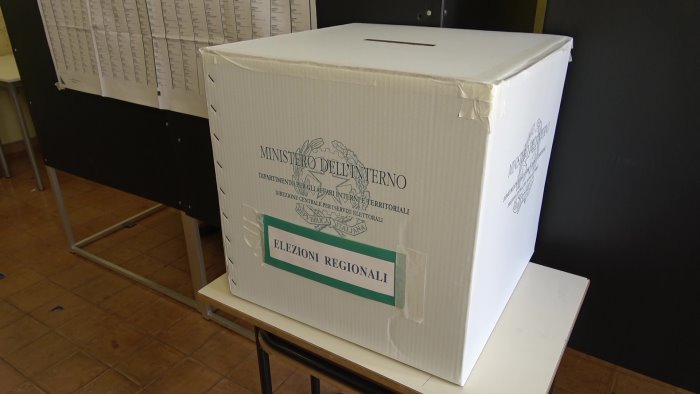 regionali in campania affluenza alle 12 in calo
