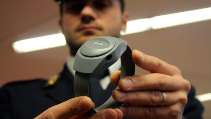 donna accoltellata preso l ex compagno era evaso dagli arresti domiciliari