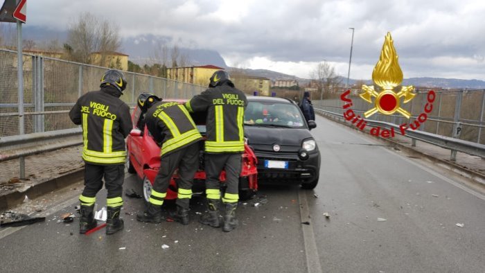 avellino incidente sul ponte di quattrograna tre feriti e traffico in tilt
