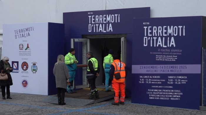 terremoti d italia 700 visitatori nel primo giorno a piazza kennedy