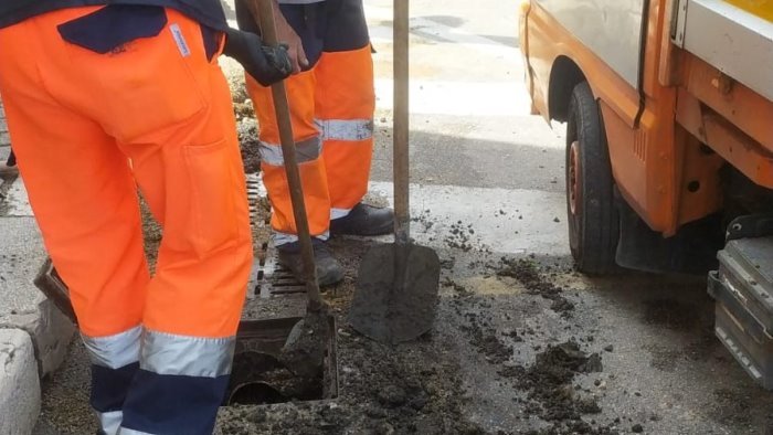 pioggia su napoli si sbriciola costone a posillipo paura ma nessun ferito