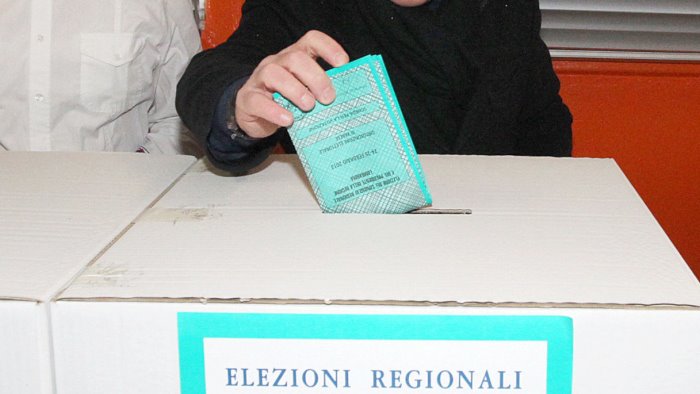 voto tensione al seggio di montoro arrivano i carabinieri
