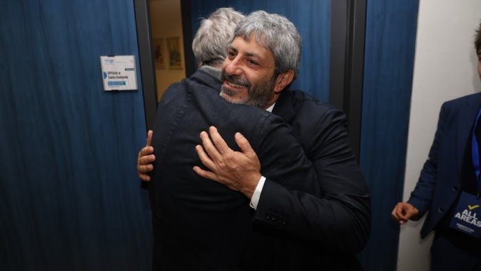 l abbraccio tra fico e manfredi gli elettori ci hanno premiato con fiducia