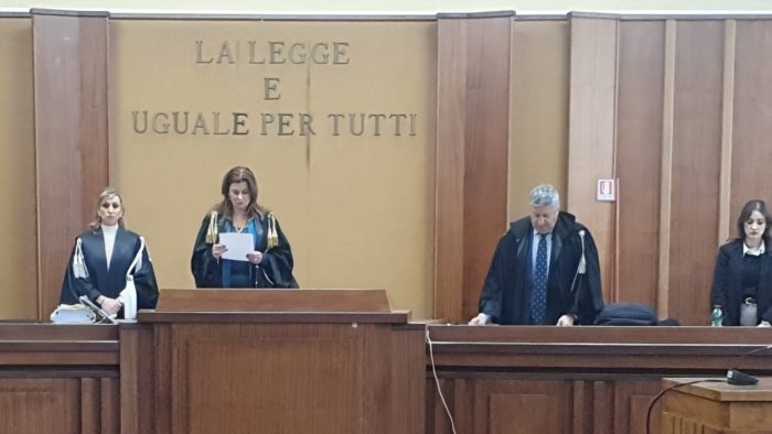 giornata contro la violenza sulle donne minuto di silenzio in tribunale