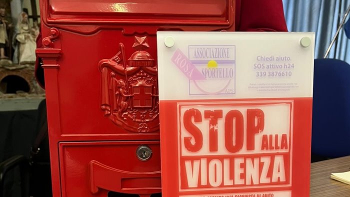 grottaminarda una cassetta rossa delle lettere a scuola per chiedere aiuto