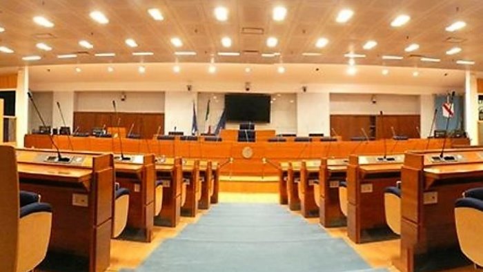 campania solo 8 donne elette in consiglio la parita e lontana