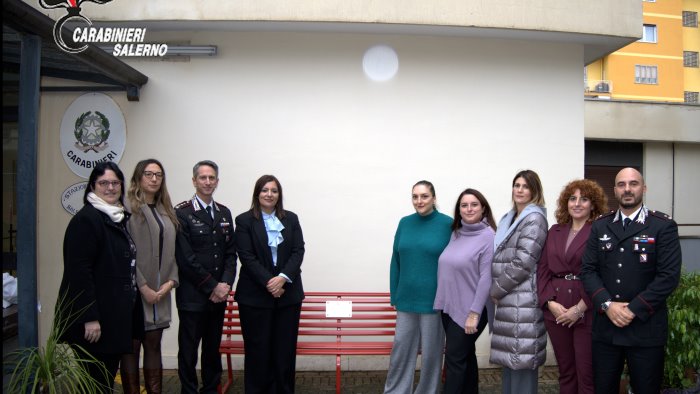 violenza di genere installata una panchina rossa nella casa dei carabinieri