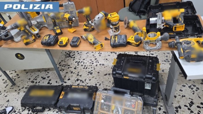 ruba attrezzi da lavoro in un auto denunciato dalla polizia