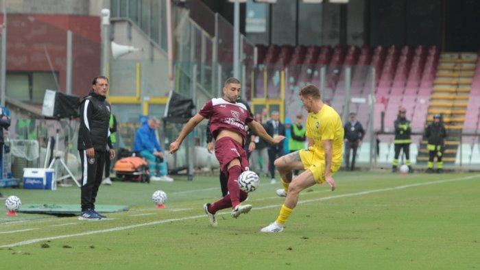 salernitana coperta corta in difesa si scalda coppolaro