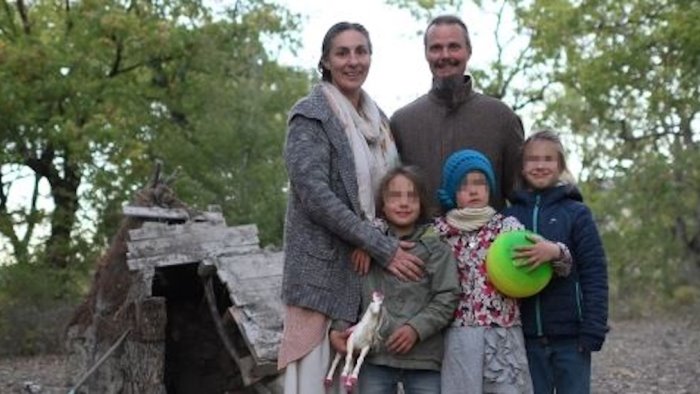 la famiglia nel bosco rifiuta anche la casa gratis l avvocato si dimette