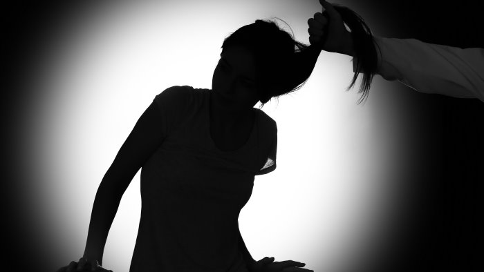 maltrattate moglie e figlia chiamate a confermare accuse contro marito padre