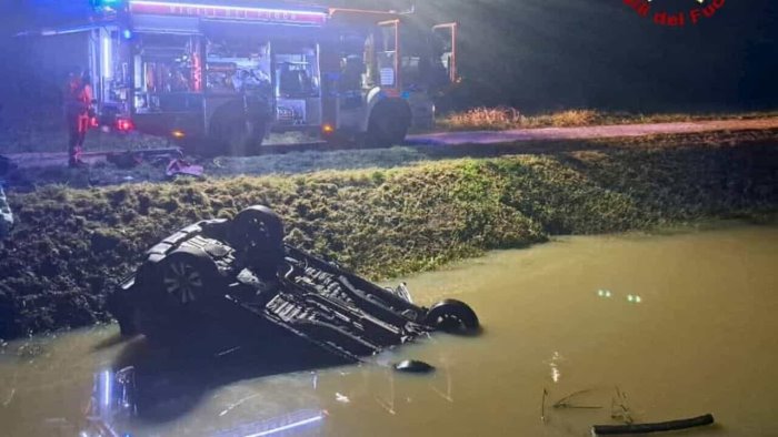 maria intrappolata in auto nell acqua muore sotto gli occhi del marito