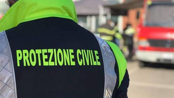 maltempo smottamento in via agnano astroni a napoli chiuso tratto strada