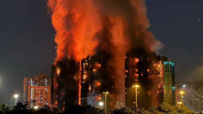 inferno tra i grattacieli di hong kong strage e disperazione nel maxi incendio