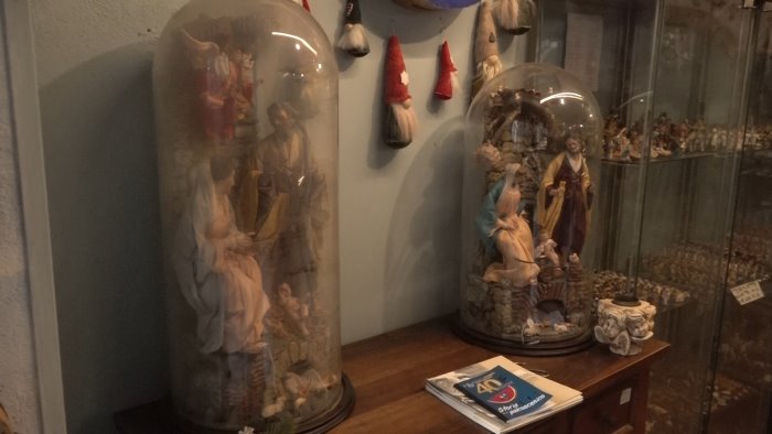 salerno ladro in azione nel centro storico portato via un antico presepe