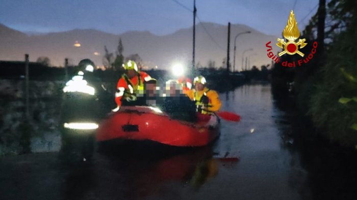 maltempo intrappolata in casa con cani e gatti salvata in gommone