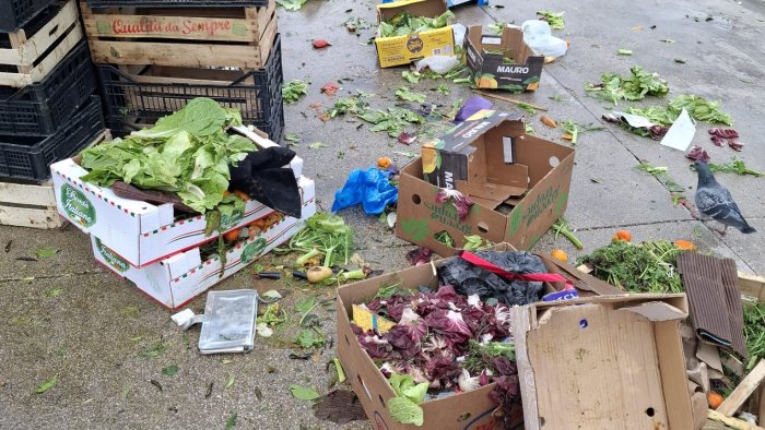 ecco in che condizioni gli ambulanti lasciano le aree mercatali della citta