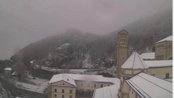 maltempo notte di neve e allerta a montevergine verifiche sulla frana