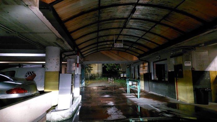 megaparcheggio sbarre sempre aperte scorribande notturne e zero controlli foto