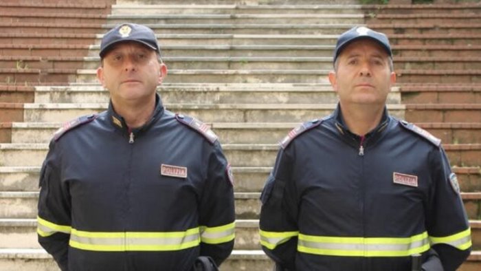 avellino tenta di uccidere una donna sulla a16 salvata dai poliziotti