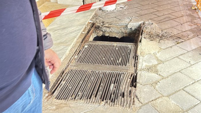 cede la grata davanti all asl donna precipita nel vuoto e in codice rosso