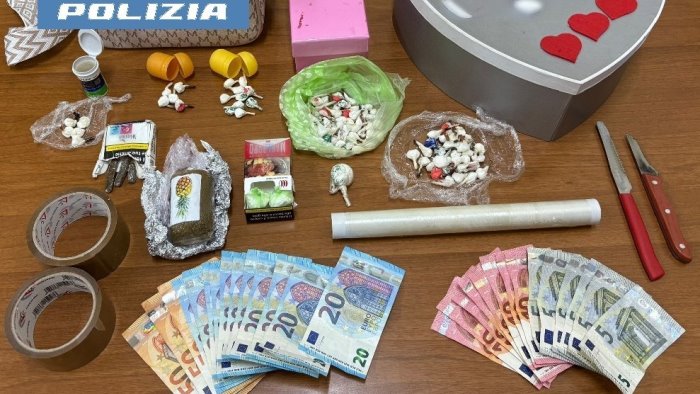 napoli sorpresa con la droga la polizia arresta una donna