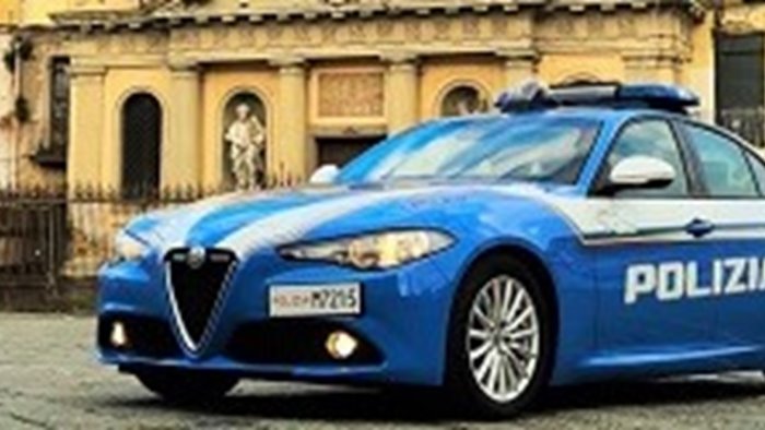 aggredisce l ex compagna la polizia vede tutto e lo arresta