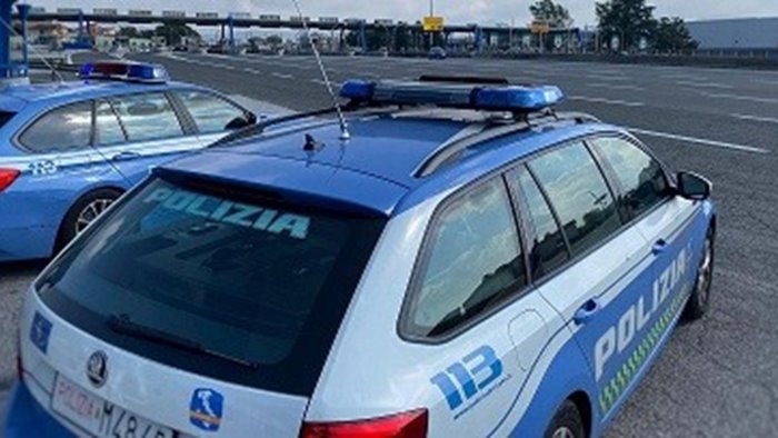 guida senza assicurazione e investe la passeggera di un auto senza soccorrerla