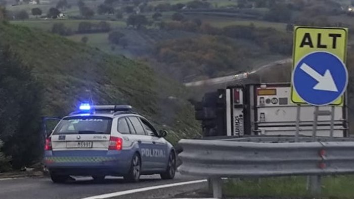 tir si ribalta a castel del lago paura ma fortunatamente nessun ferito
