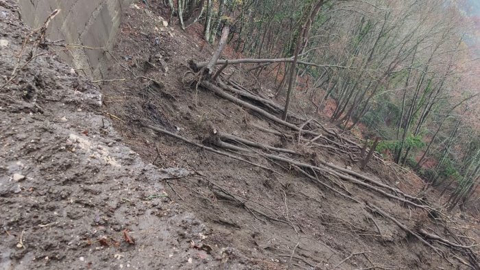 montevergine il ministro piantedosi e ciciliano in sorvolo sulla frana