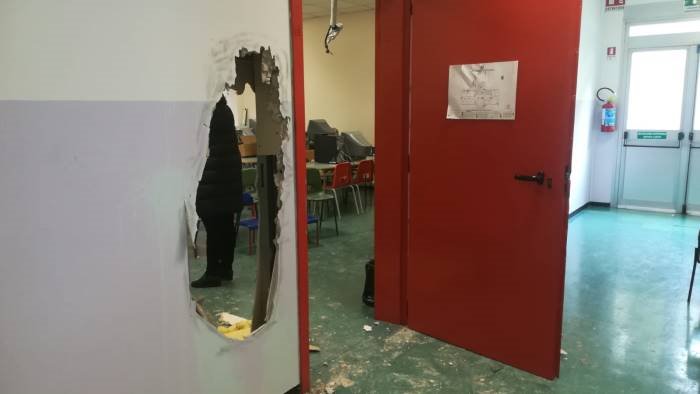montemiletto furto alla scuola primaria e dell infanzia indagini in corso