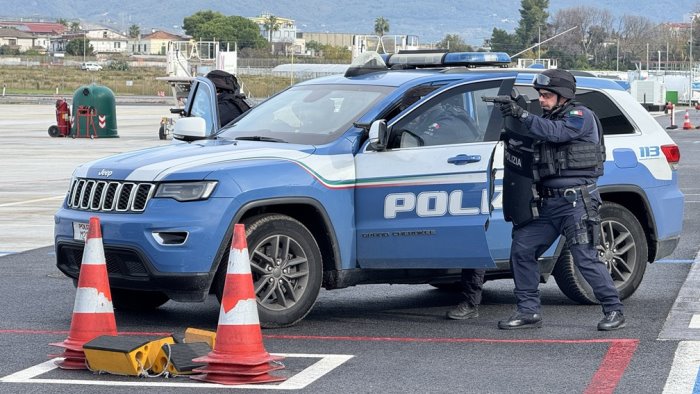 salerno esercitazione della polizia caccia ai terroristi in aeroporto