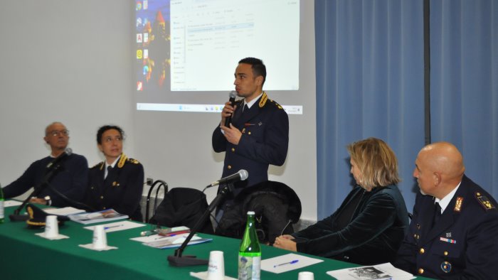prevenzione truffe agli anziani la polizia incontra i cittadini