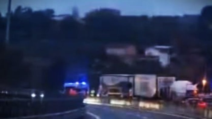 perde il controllo e si schianta alla guida di un doblo paura lungo l a16 na ba