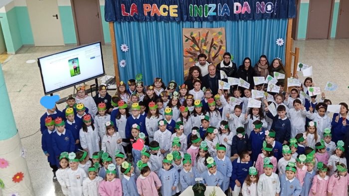 ariano bambini festeggiano gli alberi insieme all assessore all ambiente