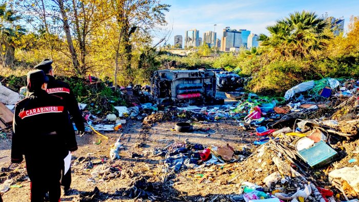 napoli nuovo blitz dei carabinieri ai campi rom rame rubato e cani maltrattati