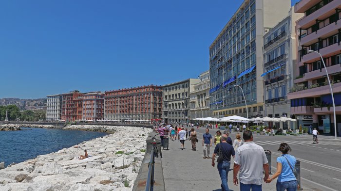 a napoli una targa dedicata a napule e di pino daniele
