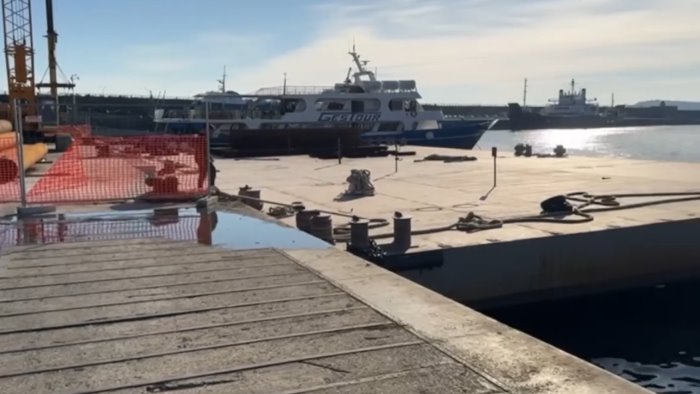 bradisismo nel porto di pozzuoli arriva il pontone galleggiante per i traghetti
