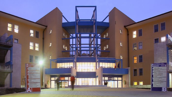 avellino 15enne giu dal terzo piano migliorano le condizioni al moscati