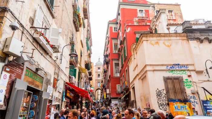 fiera dei presepi di san gregorio armeno 2025 torna il senso unico pedonale