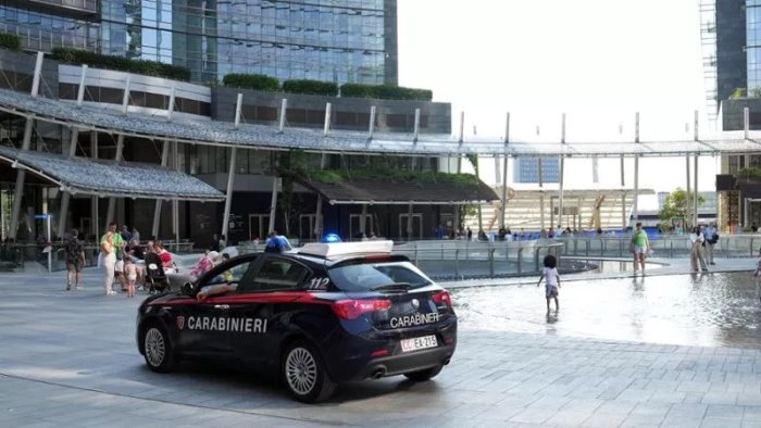 accoltellata in pieno giorno donna grave in piazza gae aulenti